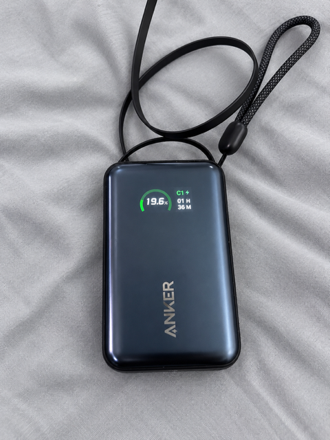 充電中のAnker Nano Power Bank。ディスプレイに残量19.6パーセントと推定残り1時間36分を表示