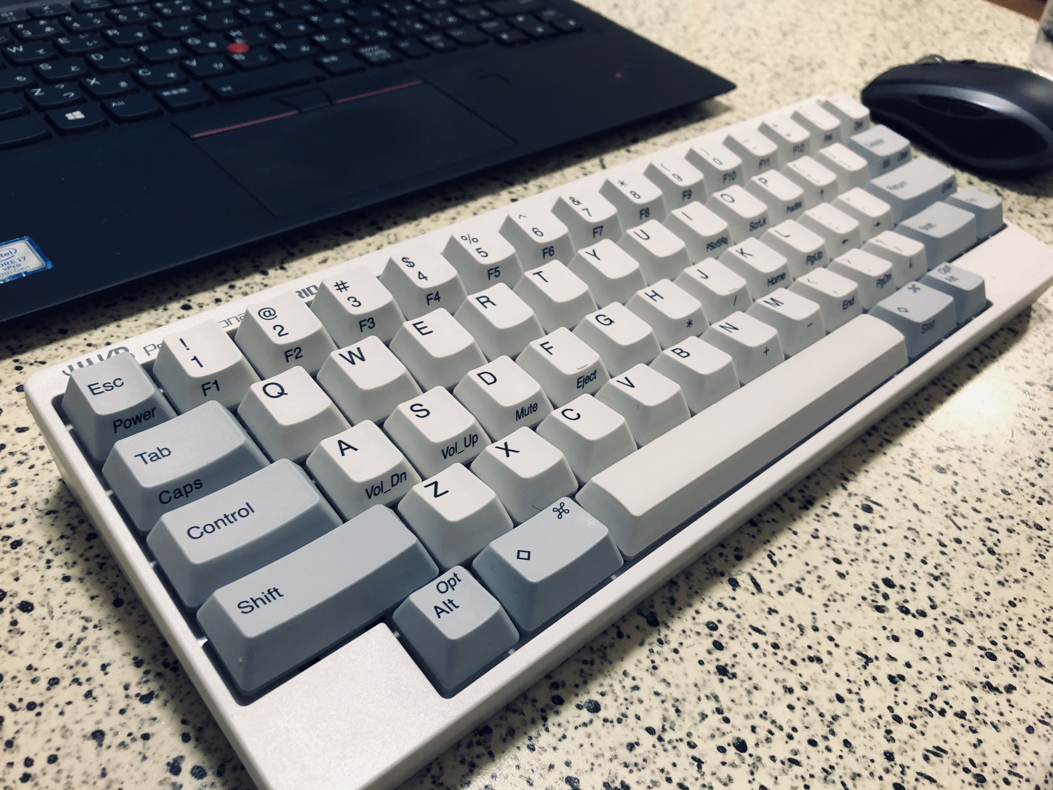 仕事場でノートパソコンとマウスの前に置いた白いHHKB Professional HYBRID Type-S