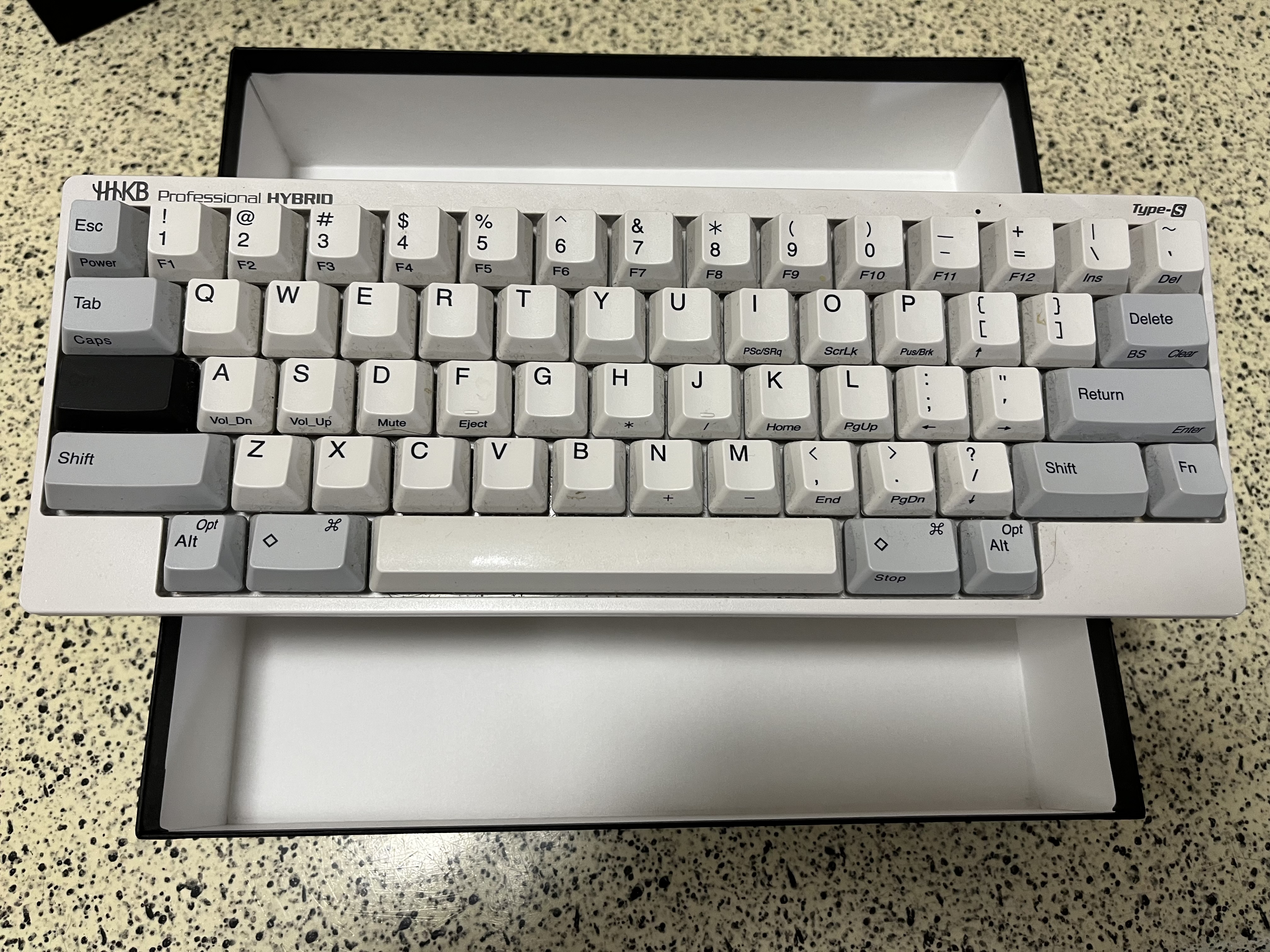 箱の上に載せたHHKB Professional HYBRID Type-S英語配列の全体