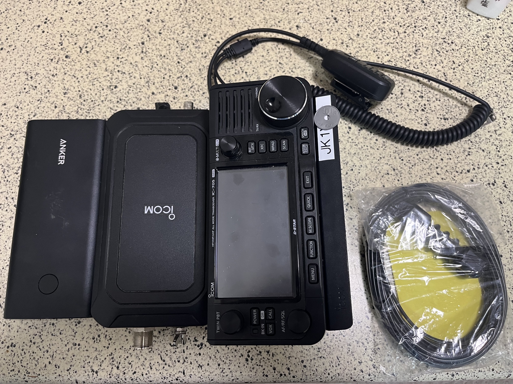 IC-705本体、マイク、バッグ、モバイルバッテリー、アンテナ用品を並べた移動運用セット