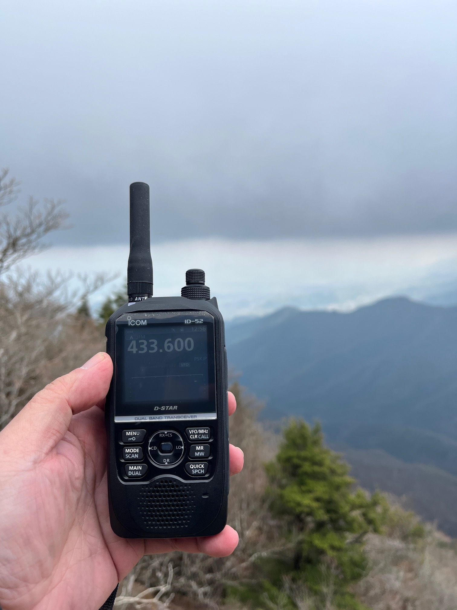山を背景に手に持ったアイコムID-52